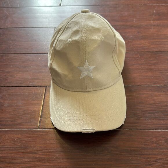 Distressed Baseball Cap - Cream with White Star - LIKE NEW - Adjustable Back - Picture 1 of 3